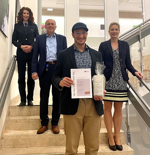 Der Geehrte Arya Niktalab (2.v.r.), Polizei-Pressesprecherin Corinna Koptik (v.l.), Landrat Christoph Rüther und die stellvertrende Abteilungsleiterin Polizei Verena Mertens. - © Polizei Paderborn