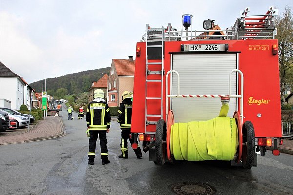 Die Feuerwehr Bad Driburg sperrte den Bereich nach dem Unfall größräumig ab. - © Madita Schellenberg