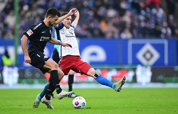 Paderborns Visar Musliu wird von HSV-Spieler Laszlo Benes unter Druck gesetzt. - © Witters