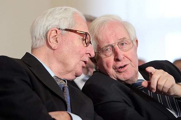 Der ehemalige rheinland-pfälzische Ministerpräsident Bernhard Vogel (CDU, r.) und sein Bruder Hans-Jochen Vogel (SPD). - © usage Germany only, Verwendung nur in Deutschland