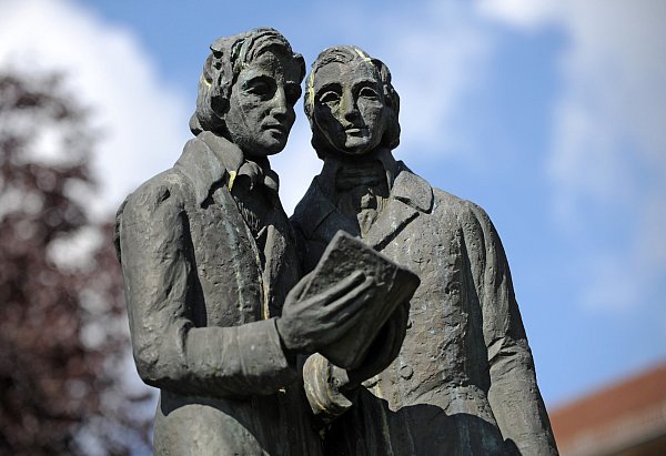 Das Denkmal der Brüder Grimm in Kassel. - © Verwendung weltweit, usage worldwide
