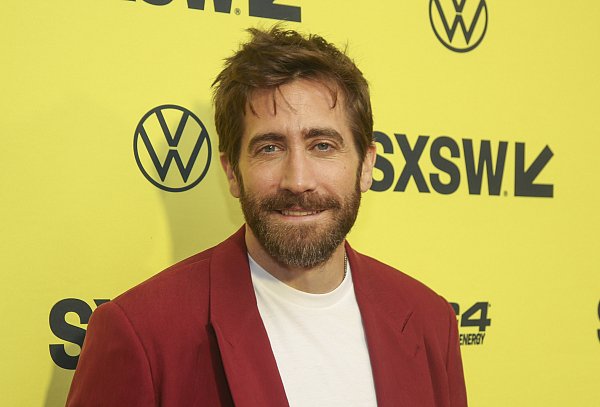 Jake Gyllenhaal ist der jüngere Bruder von Schauspielerin Maggie Gyllenhaal. Im Actionklassiker "Road House" übernimmt er die Rolle, die einst Patrick Swayze spielte. - © dpa/Jack Plunkett