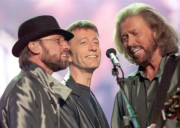Die Sänger Maurice (v. l.), Robin und Barry Gibb von den Bee Gees. - © usage Germany only, Verwendung nur in Deutschland