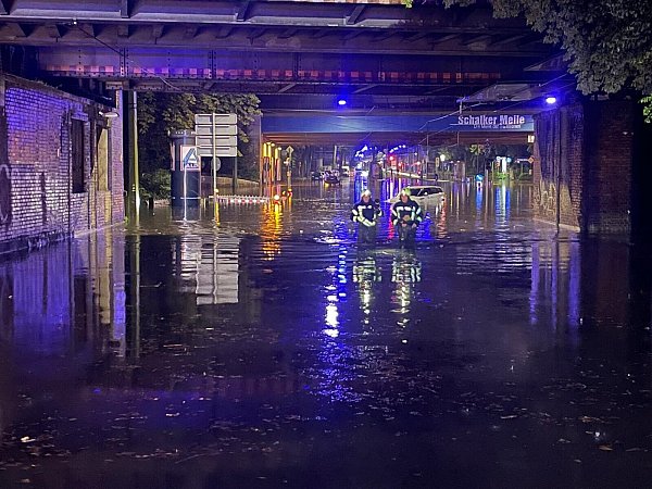 Heftige Regenfälle haben in Gelsenkirchen eine Straße im Stadtteil Schalke überflutet. - © Feuerwehr Gelsenkirchen/dpa