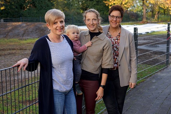In einem Teil des Mutterhausgartens entsteht das Außengelände für das Kinderhaus „Kleine Freunde“. Zum künftigen Team gehören Diana Ahlers (v.l.), Marlen Karthaus (hier mit Kind) und Elke Michaelis. Nicht im Bild sind Carolin Lange und Edith Reusch. - © Michael Bodin
