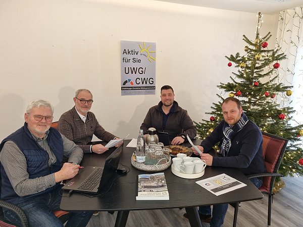 Die Arbeitskreismitglieder, die sich für eine Entlastung der Eltern bei den Kitabeiträgen einsetzen sind die UWG/CWG-Kreistagsmitglieder Paul Wintermeyer (v. l.) und Hermann Evers und die UWG-Mitglieder aus Steinheim, Hendrik Fastenrath und Christoph Günther. Foto: UWG/CWG - © UWG/CWG