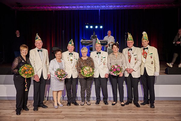 Verdiente Elferräte mit ihren Ehefrauen: Ulrich Frechen (33 Jahre, v. l.), Richard Hannibal (55 Jahre), Herbert Wegesin und Jürgen Stehr (beide 22 Jahre), und Dominik Thiet. - © Marc Schriegel