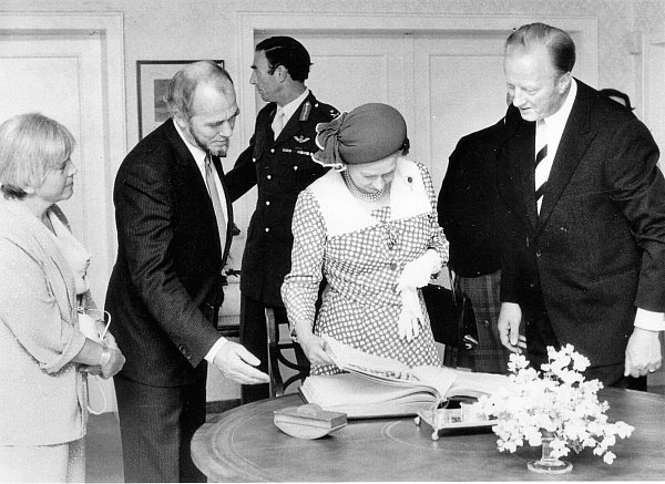 Die Queen trägt sich 1985 ins Goldene Buch der Stadt ein. Mit dabei: Bürgermeister Horst Steinkühler, seine Ehefrau Waltraud, sowie der stellvertretende Stadtdirektor Egon Eikelmann (r.). - © Repro: Horst Biere