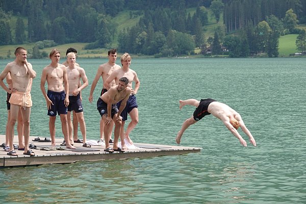 Torwarttalent Florian Pruhs (r.) springt kopfüber ins Wasser. Seine Teamkollegen (vorne v. l.) Filip Bilbija, Luis Engelns, Anton Bäuerle, Marcel Hoffmeier und Felix Götze schauen noch ein wenig skeptisch. - © SC Paderborn 07