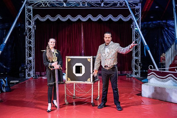Estefania und Illusionszauberer Rafik Zitouni aus Tunesien gehören ebenfalls zu den Artisten , die im Wintercircus Lieberum auftreten. - © Joerg Dieckmann - www.dieckmann-fotodesign.de