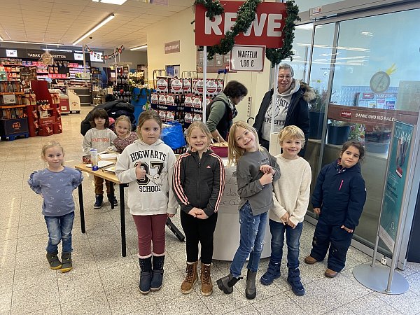 Auch durch den Verkauf von Waffeln im Nahkauf-Markt Sundern kamen Gelder für die Neugestaltung des Schulhofs zusammen. - © Björn Kenter