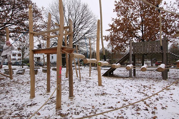 Zahlreiche neue Spielgeräte aus Holz sind Bestandteil der Neugestaltung. - © Björn Kenter