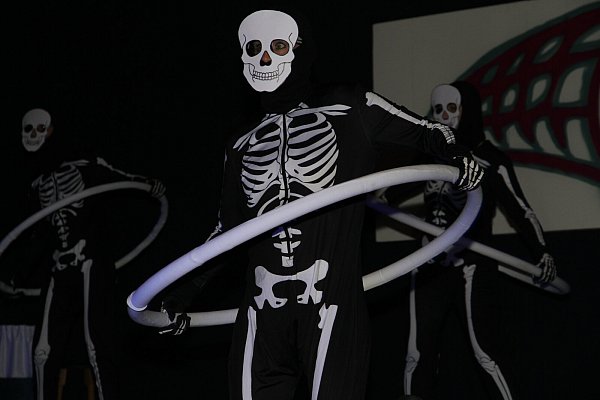 Spektakulär und ausgefallen ist der Tanz der Hula-Hoo-Gruppe Dancing Bones. - © Johannes Büttner