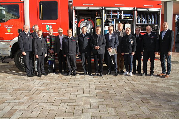 Die Verantwortlichen von der Bezirksregierung, des Kreises, der Stadt und der Feuerwehr bei der Übergabe des neuen Fahrzeugs. - © Kreis Höxter