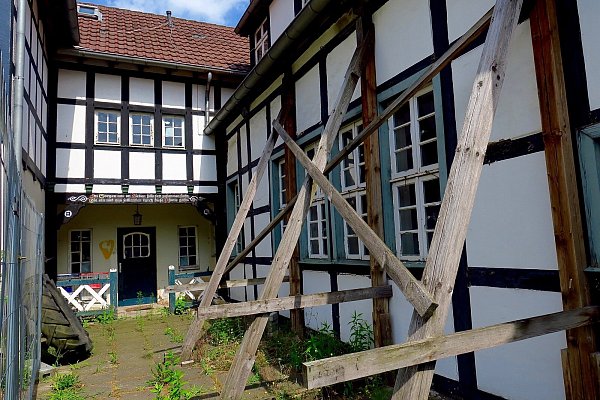 Seit vielen Jahren werden Seitenwände des Hofes bereits abgestützt. - © Kurt Ehmke
