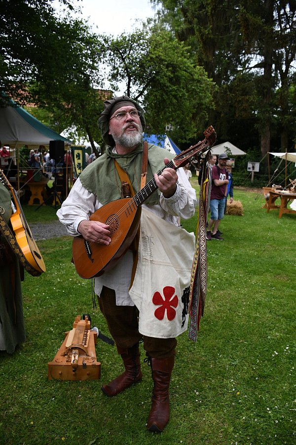 Henning „der Barde“ Diekmann spielt die Wandervogellaute. - © Louisa Kohnert