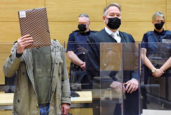 Ercan K. steht wegen zweifachen Mordes vor Gericht. Das Verfahren wird vor der 1. Großen Strafkammer des Landgerichts Bielefeld verhandelt, rechts neben ihm sein Verteidiger Rechtsanwalt Carsten Ernst. - © Barbara Franke
