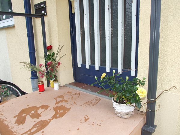 Am Hauseingang des Reihenhauses an der Rahdener Straße legen noch heute manchmal Bürger einen Blumenstrauß zur Erinnerung an die Mordtat nieder. - © Karsten Schulz