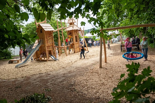 Außer der Hexenburg gibt es auch eine Nestschaukel für die Kleinsten und eine Sitzgarnitur für ältere Spielplatzbesucher. - © Ralf Bittner