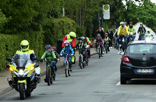 Die Deckertstraße herunter fuhr eine der fünf Gruppen, kein einfaches Terrain für kleine Radler - und nicht immer begleitet die Polizei das so intensiv. - © Kurt Ehmke