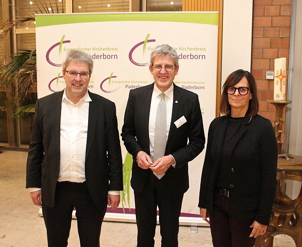 Freuen sich über den gefundenen Kompromiss, um die evangelische Trägerschaft der Kitas im Kirchenkreis aufrecht zu erhalten: (v.l.) Pfarrer Thomas Walter (Kirchengemeinde Paderborn), Superintendent Volker Neuhoff und Ulrike Freitag-Friedrich (Geschäftsführung Kita-Verbund). - © EKP/Oliver Claes