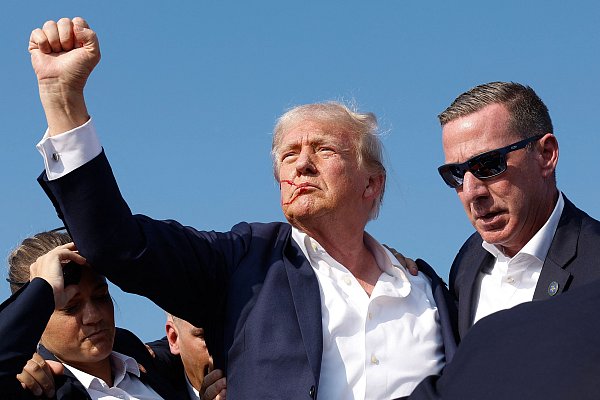 Mit Blut im Gesicht reckt Donald Trump kämpferisch die Faust. - © 2024 Getty Images