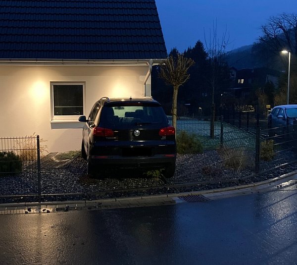 Ein Pkw rutschte in Minden gegen eine Hauswand. - © Polizei Minden-Lübbecke