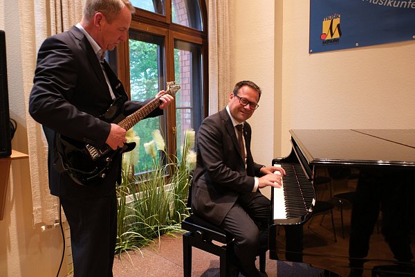 Beide Bürgermeister haben nie ein Instrument gelernt, aber wenn sie es könnten, würden sie sich für diese entscheiden: Klaus Mueller-Zahlmann (E-Gitarre) und Lars Bökenkröger (Flügel). - © Ulf Hanke