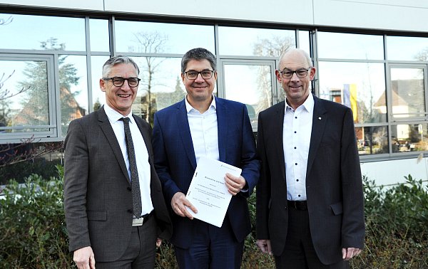 Der kaufmännische Direktor und Regionalleiter der BBT-Gruppe, Siegfried Rörig, (v.l.) Martin Wolf (Vorstand St. Johannisstift) und Christoph Robrecht (Hausoberer und BBT-Regionalleiter) bereiten die gemeinsame Zukunft der Krankenhäuser in Paderborn vor. - © St. Johannisstift/BBT-Gruppe