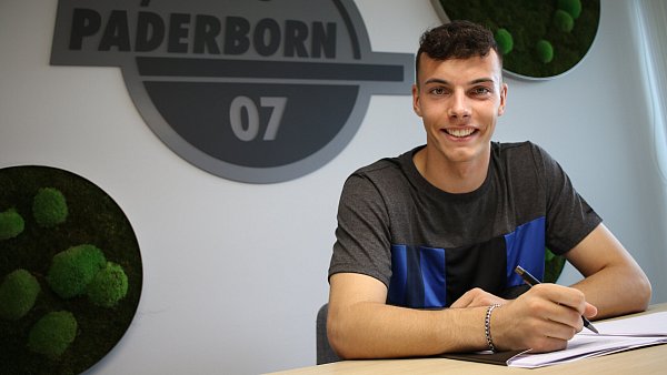 Arne Schulz bei der Vertragsunterschrift in Paderborn. - © SC Paderborn 07