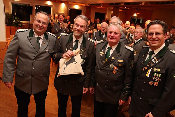 Zwölf Jahre hat Zahlmeister Christian Koch (2. v. l.) auf die Finanzen geachtet. Dafür danken ihm der Vorsitzende Christian Landerbarthold (v. l.), Major Eike Kramer und Geschäftsführer Markus Landerbarthold. - © Knut Dinter
