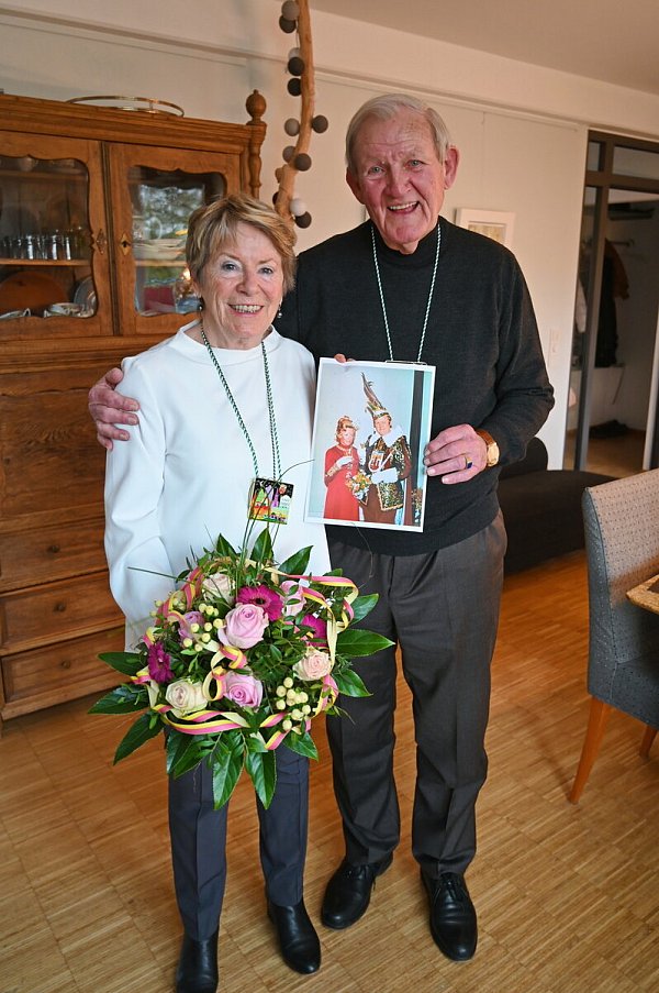 Am Rosenmontag gibt’s von Hermann Postert immer Blümchen für Maria Krekeler. Vor 50 Jahren regierten sie die jecke Emmerstadt. - © StKG