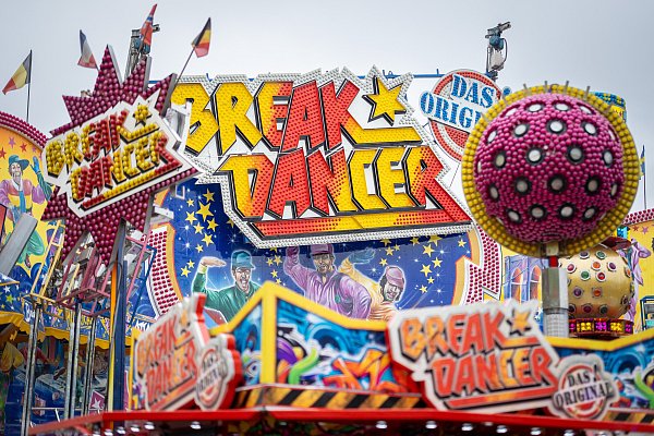 Auch der Breakdancer ist auf der Lunapark-Kirmes vertreten. - © Niklas Tüns