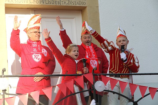 Das Kinderprinzenpaar Mattis Rörig und Lara von Rüden grüßte mit Präsident Uwe Feddermann und dem FCC-Vorsitzenden Heinrich Henneken die Narren. - © Johannes Büttner