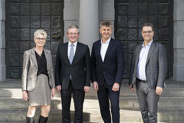 Claudia Warnecke (Technische Beigeordnete, v.l.), Bürgermeister Michael Dreier, Wirtschaftsförderer Frank Wolters und Kämmerer Markus Tempelmann. - © Wirtschaftsfoerderung Paderborn