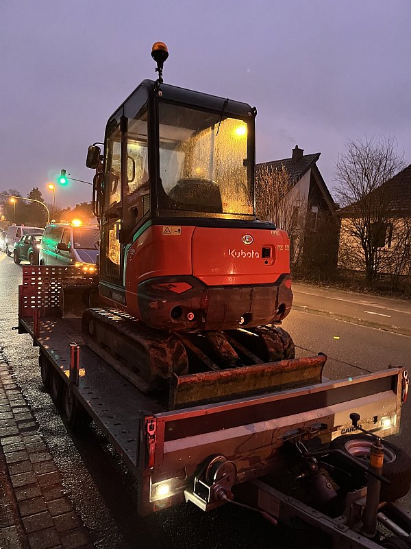 Der mit einem Porsche gezogene Bagger war nirgends auf dem Anhänger gesichert. - © Polizei
