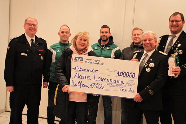 Feuerwehr, Schützenbruderschaft und Sportvereinigung haben gemeinsam einen Weihnachtsmarkt in Rolfzen veranstaltet - und die Einnahmen in Höhe von 1.000 Euro an die Sommerseller Löwenmama Susanne Saage gespendet. - © Madita Schellenberg