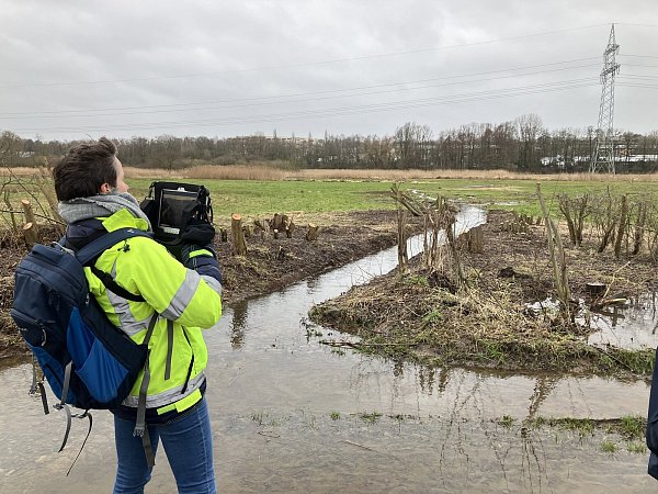 Claudia Hopfinger von der Unteren Wasserbehörde des Kreises Herford macht Fotos vom Gewässer. - © Miriam Savvidis