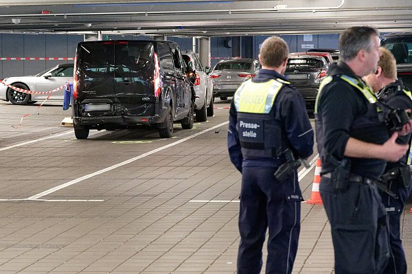 Mit diesem schwarzen Ford-Minivan soll der Bielefelder in dem Flughafen-Parkhaus die Amokfahrt durchgeführt haben. - © dpa / Henning Kaiser