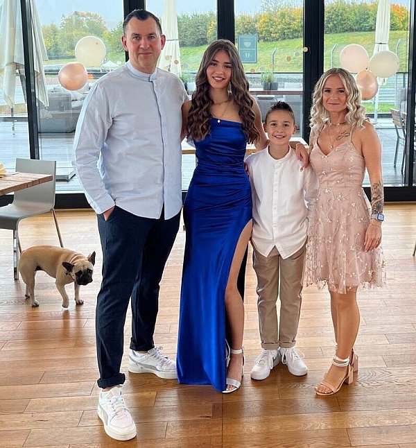 Thorsten Federschmid mit seiner Familie im Restaurant Turn One. - © Bilster Berg