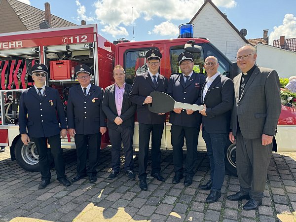 Antonius Benning (stellvertretender Löschgruppenführer, v. l.) Markus Rasche (ehemaliger Löschgruppenführer), Björn Wohlert (Stadt Nieheim Feuerwehrsachbearbeiter), Andreas Müller (Löschgruppenführer), Daniel Dierks-Lünz (stellvertretender Wehrführer), Stefan Kunstein (stellvertretender Bürgermeister) sowie Pastor Jürgen Bischoff. - © Löschgruppe Eversen