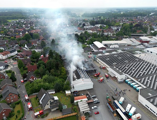 Aus mehreren Kilometern Entfernung sah man bereits eine große Rauchwolke über Harsewinkel im Kreis Gütersloh. - © Patrick Menzel