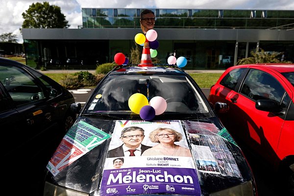 Populär: Mélenchon-Wahlkampfmobil in Cannes. - © SAMEER AL-DOUMY / AFP