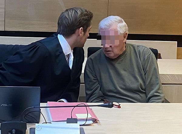 Der 73-Jährige (r.) schwieg meist vor Gericht. Hier verständigt er sich mit seinem Verteidiger Jan Gruner. - © Jürgen Mahncke