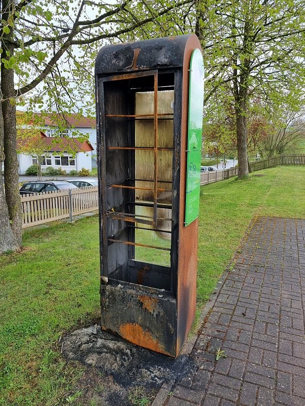 Der Bücherschrank nach dem Feuer. - © Stadt