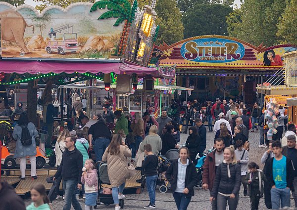 Ein buntes Programm und ein verkaufsoffener Sonntag zieht viele Besucher zum City-Fest nach Espelkamp. - © Stadt Espelkamp