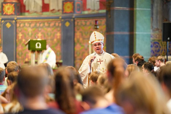 „Was sind deine Talente“, fragt Erzbischof Udo Markus Bentz die Schülerinnen und Schüler während des Schulgottesdienstes am Gymnasium St. Xaver. Isabella Maria Struck / Erzbistum Paderborn - © Isabella Maria Struck / Erzbistum Paderborn