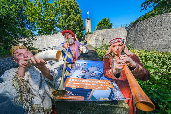 Dr. Bombastus (Lutz Jahr), der Bastard des Fürsten von Ravensburg, Johannes Faget und Gewürzkrämerin Elke Osterhaus freuen sich bei strahlendem Sonnenschein auf das Sparrenburgfest 2024. - © Andreas Zobe