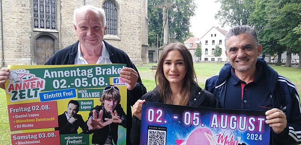 Festwirt Elmar Meilenbrock (Annenzelt) sowie Alessia und Gaetano vom La-Casa-Festzelt sorgen für Partystimmung. - © burkhard battran