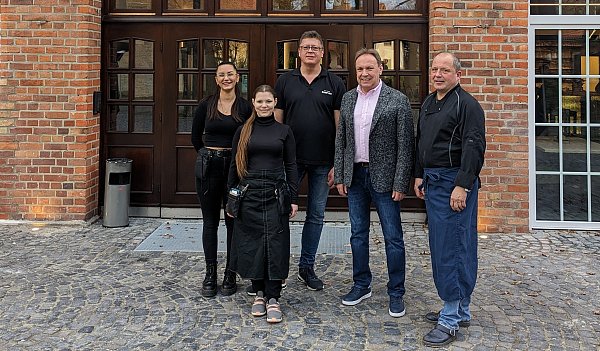 Das Team um Medine Vrankaj (v. l.), Laura Rocha-Martinez, Michael Bröckling, Theo Joachim und Frank Horn freut sich über die Eröffnung. - © Bürgerhaus Elsen e.V.